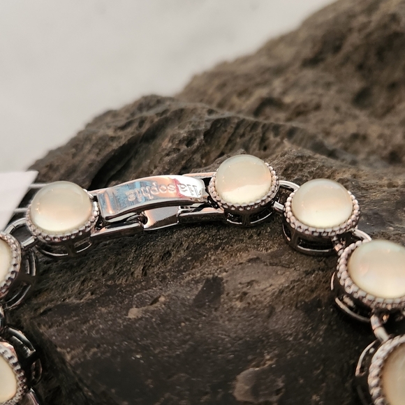 NWT Lia Sophia "Bay Breeze" Rhinestone & Mother of Pearl bracelet - Picture 5 of 8